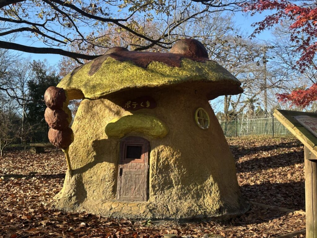 紅葉に包まれた秋のぽてくま君の家