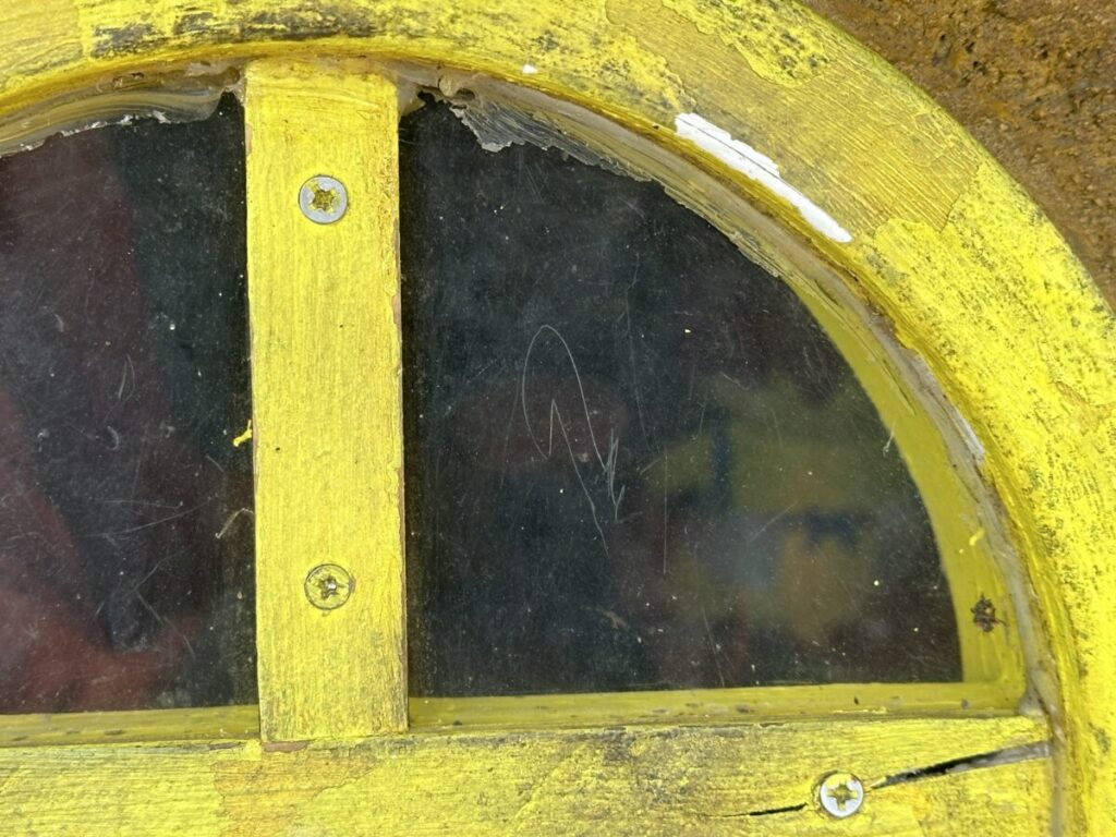 ぽてくま君の家の小窓アップ