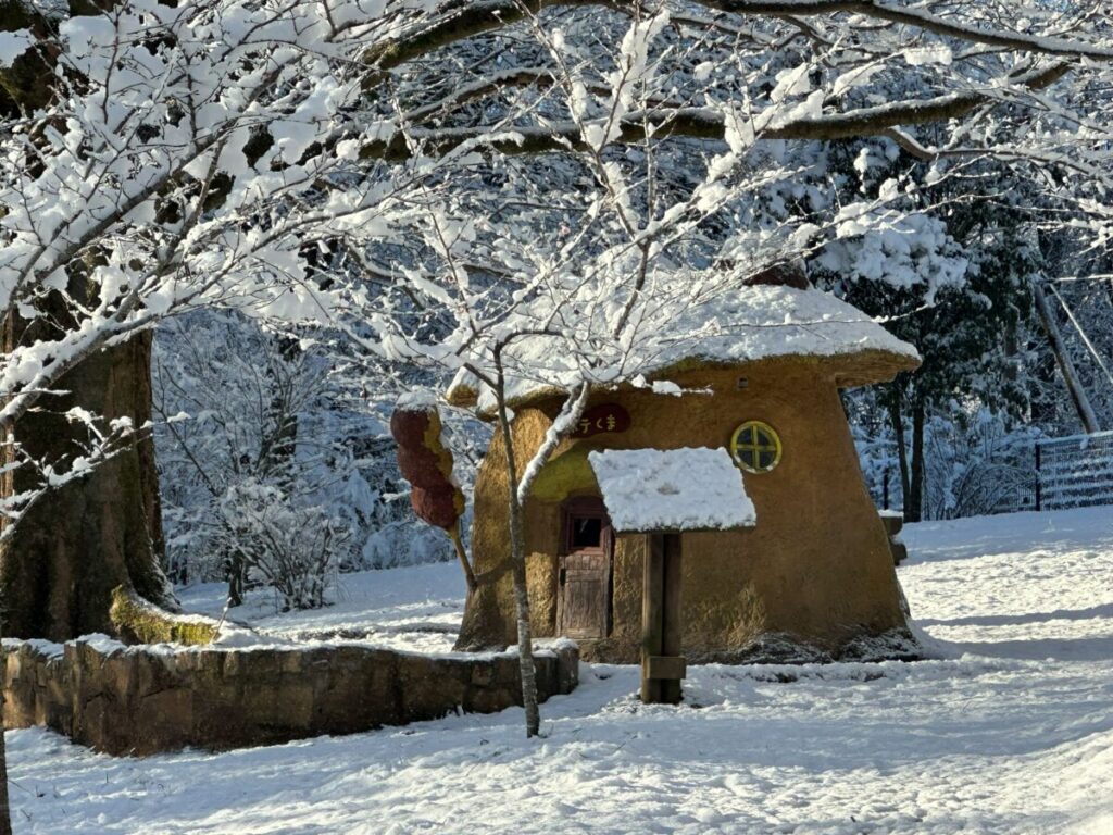 雪景色の中に佇むぽてくま君の家