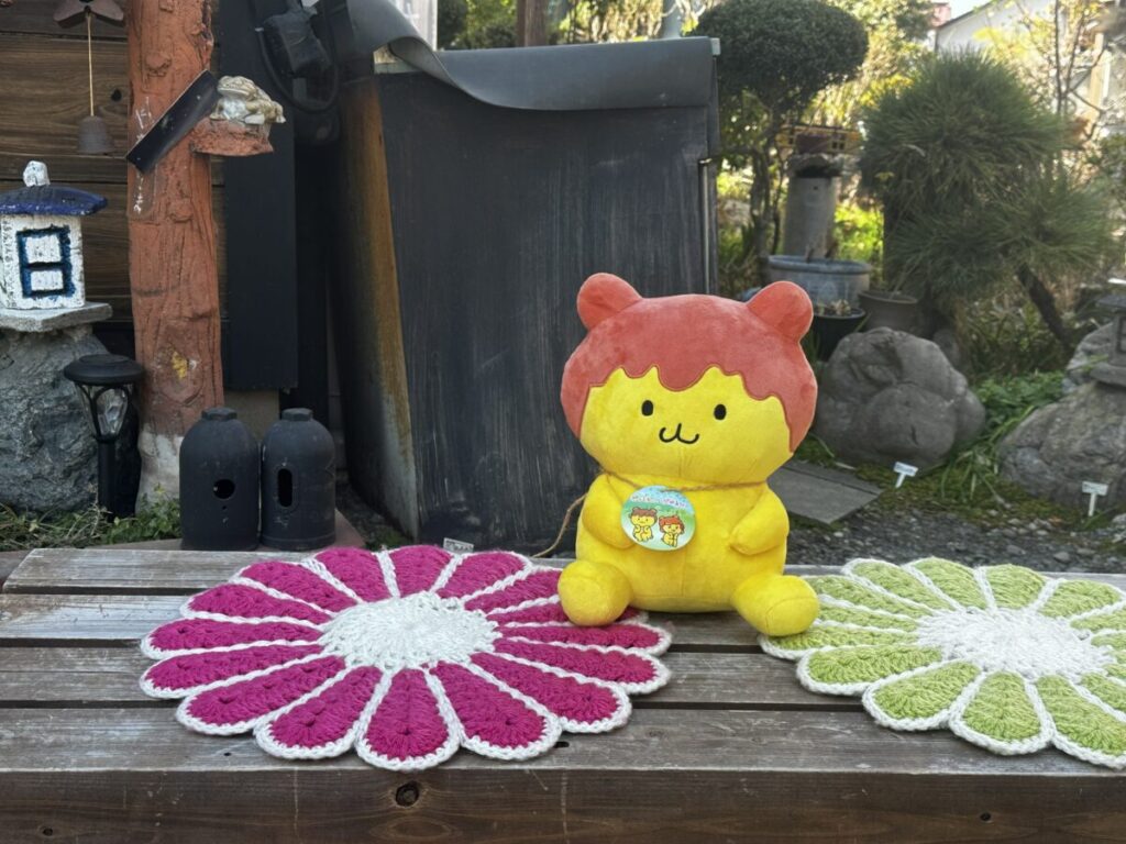 番場通りの小さなカフェで見つけたぽてくま君のぬいぐるみ