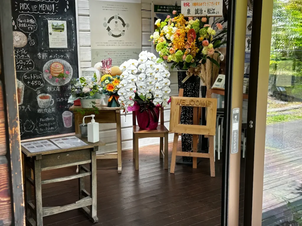 休日で賑わう秩父のカフェ「MAPLE BASE」の入り口へと続く木道と店舗の様子
